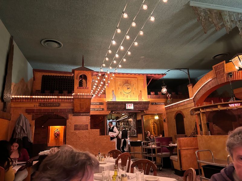 Decor, Ambiance, And Setting