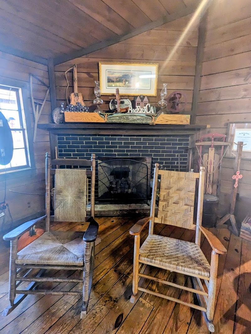 Cabin-Style Ambiance That Feels Genuinely Welcoming