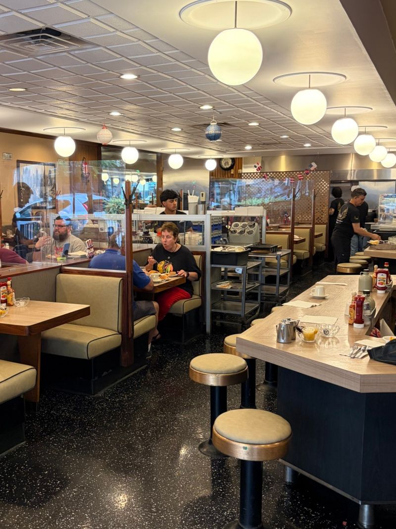 A Busy, Friendly Room Where Strangers Swap Stories