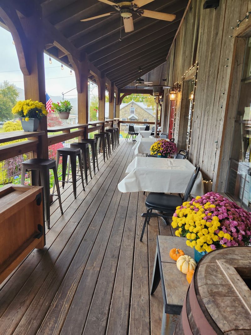 A Cafe Setting That Feels Like Coming Home A Cafe Setting That Feels Like Coming Home
