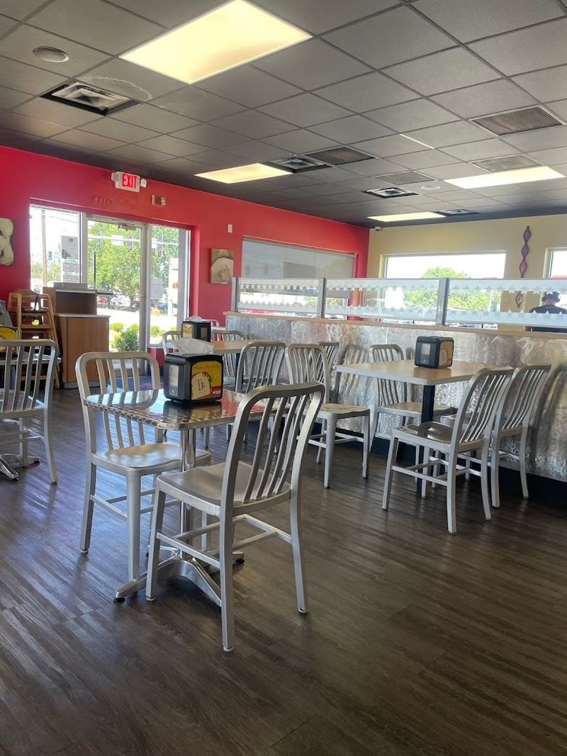 A Casual Dining Room Built Around Fast Counter-Service Energy A Casual Dining Room Built Around Fast Counter-Service Energy
