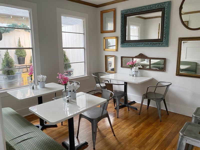 A Casual Lunch Stop With Easygoing Charm