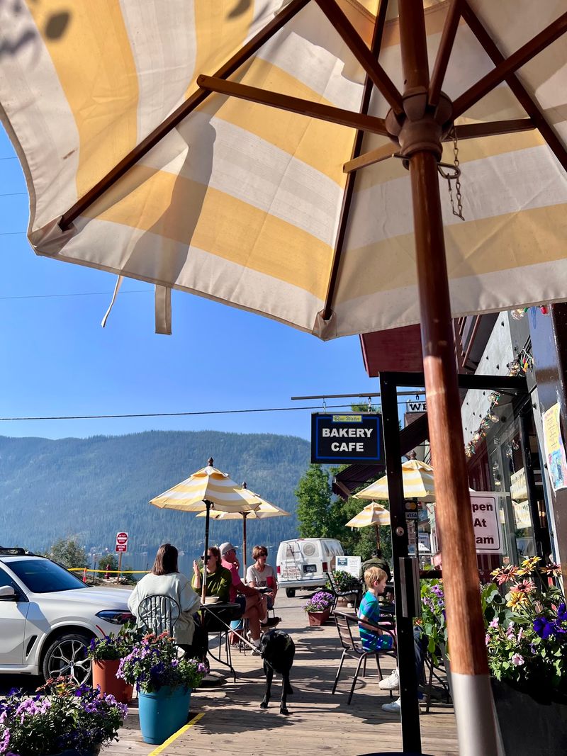 A Casual Stop That Fits Families Couples And Solo Travelers