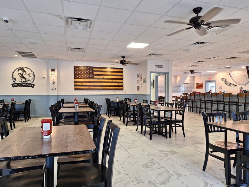 A Clean, Florida-Themed Dining Space