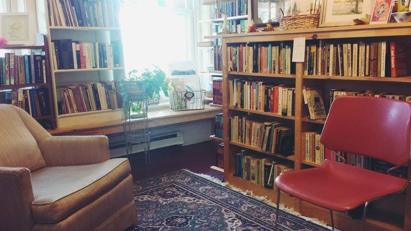 A Coffee Nook And Seating For Slow Browsing A Coffee Nook And Seating For Slow Browsing