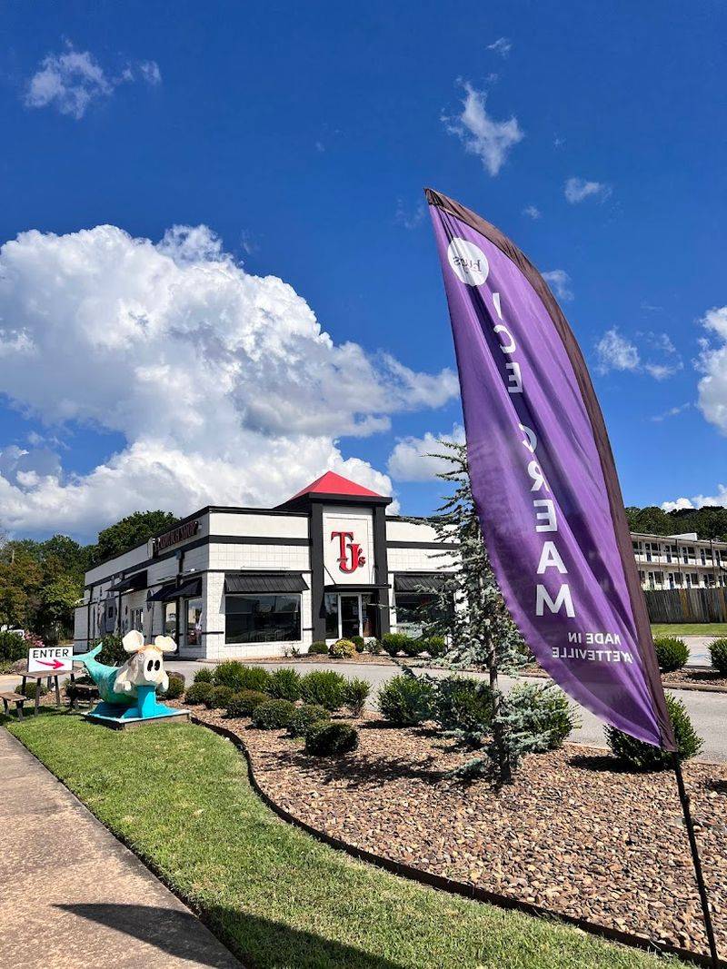 A College-Area Setting That Feels Easygoing And Familiar A College-Area Setting That Feels Easygoing And Familiar