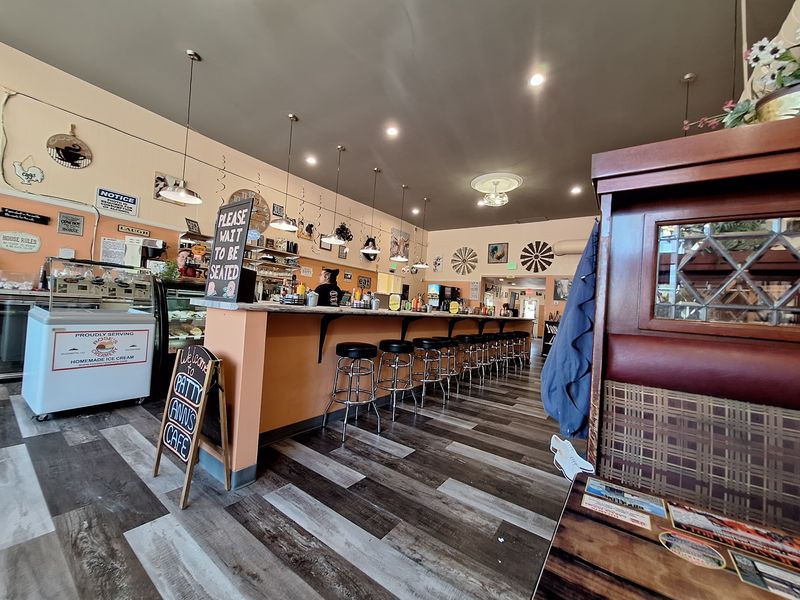 A Daytime Cafe That Fits The Town’s Pace A Daytime Cafe That Fits The Town’s Pace