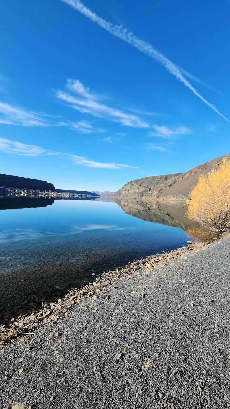 A Desert Lake That Looks Like It Took A Wrong Turn A Desert Lake That Looks Like It Took A Wrong Turn