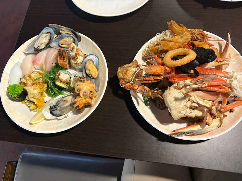 A Hidden Feast That Keeps Plates Piling High