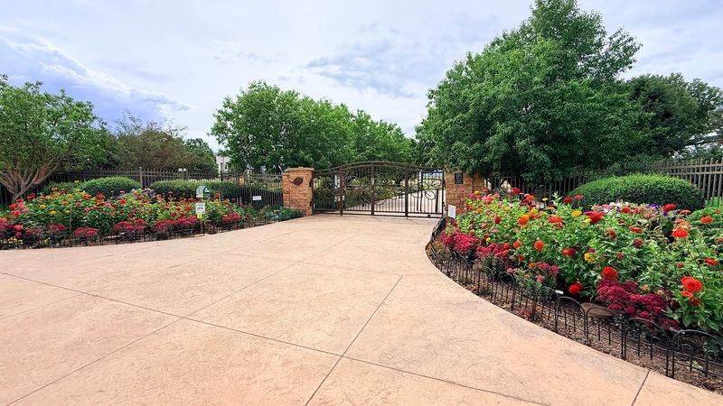A Fall Walk That Fits Different Visitors