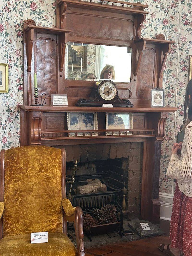 Rooms That Whisper In Lace And Lamplight