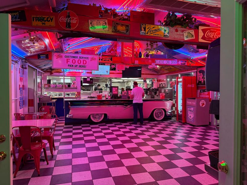 A Genuine 1950s Diner Vibe That Actually Delivers A Genuine 1950s Diner Vibe That Actually Delivers