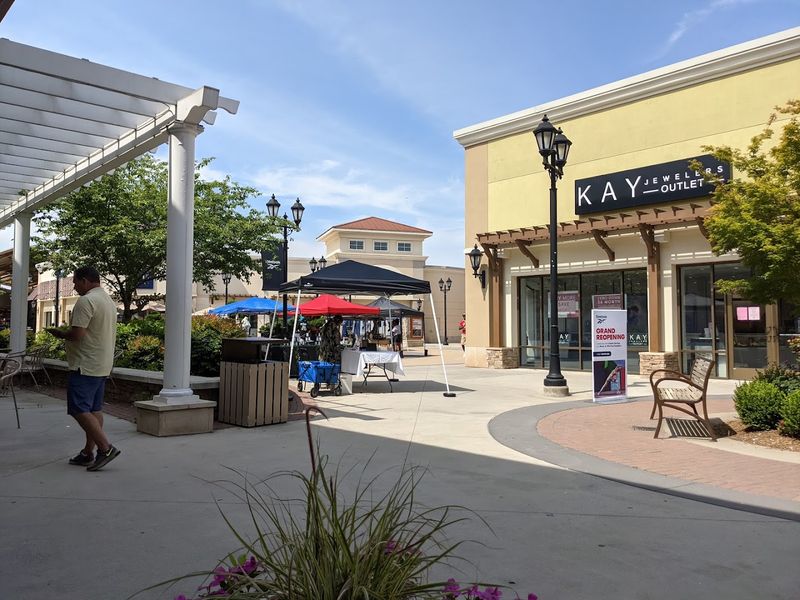 A Gorgeous Open-Air Setting That Makes Shopping Feel Like A Stroll A Gorgeous Open-Air Setting That Makes Shopping Feel Like A Stroll