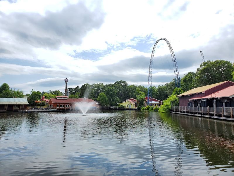 Forest Wrapped Midwestern Escape With Seasonal Pulse