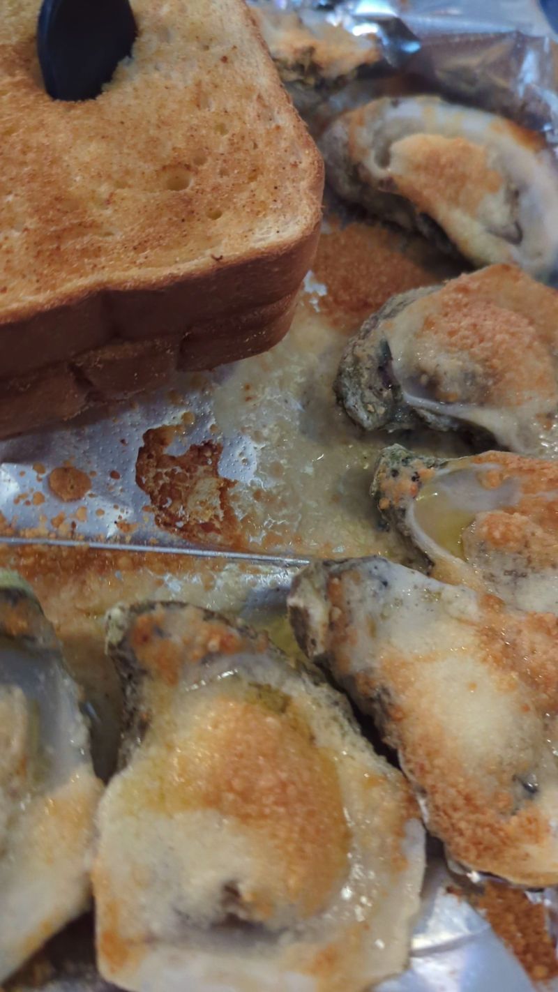 Steamed Oysters That Draw Crowds From Miles Away