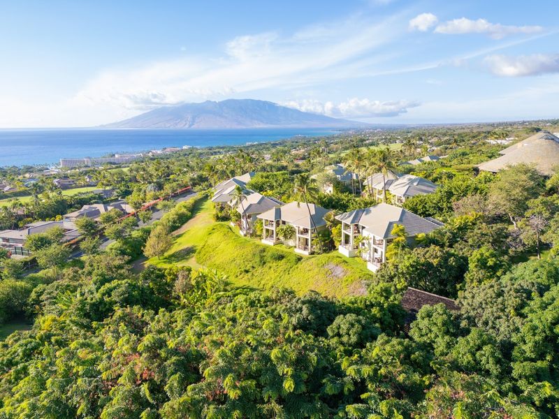 A Hillside Perch With Jaw-Dropping Views A Hillside Perch With Jaw-Dropping Views