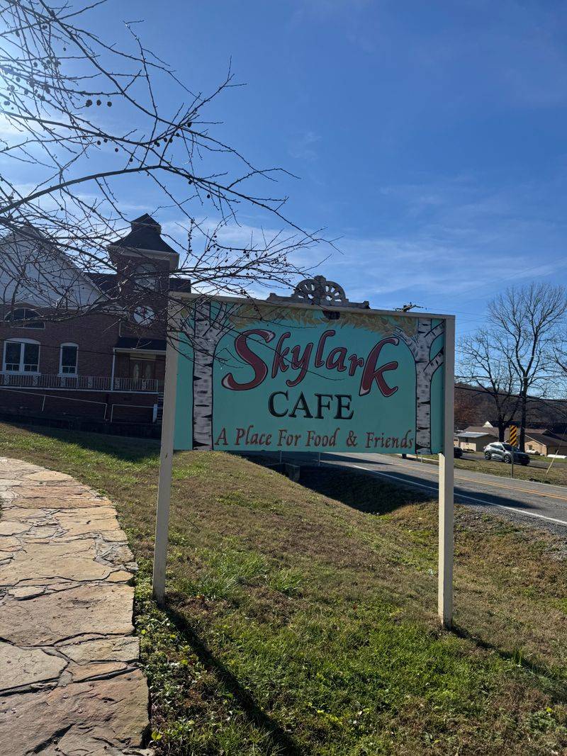 Located at 401 High Street in Leslie, Arkansas