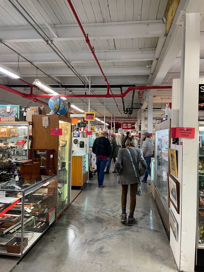 A Huge Multi‑Vendor Antique Destination