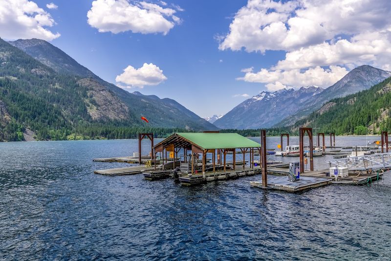 A Lakeside Village That Never Got The Memo About Roads
