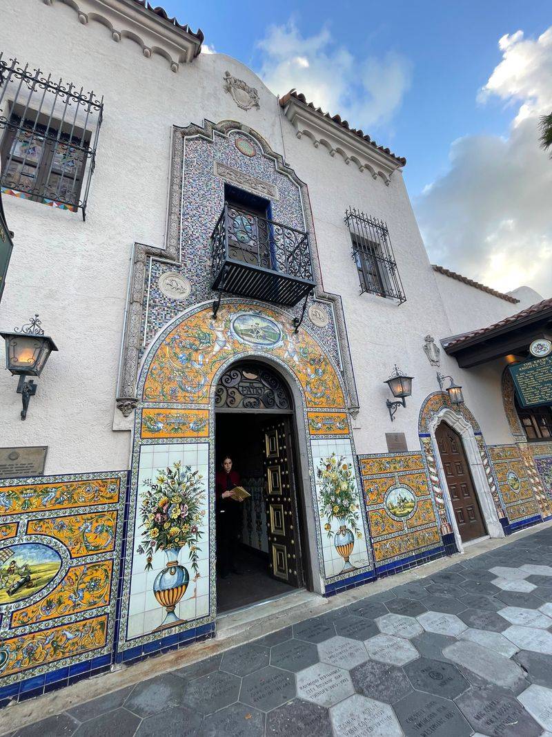 Decor, Tiles, And Courtyards