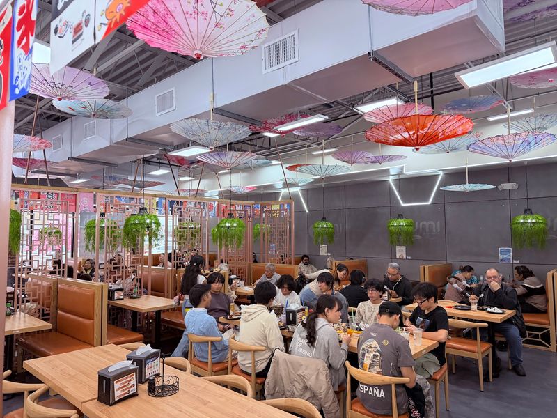 A Lively Room Built for Big Groups