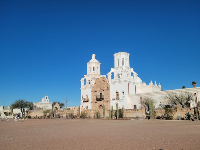 The Desert Setting That Makes Everything Feel Dramatic