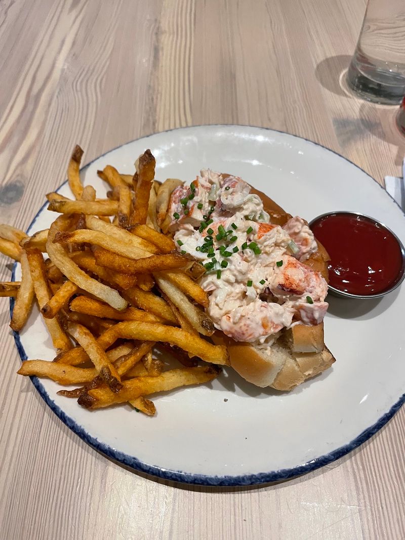 A Lobster Roll That Steals The Spotlight