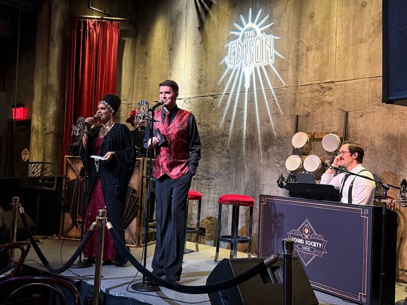 Live Music That Transforms Dinner Into A Full Event