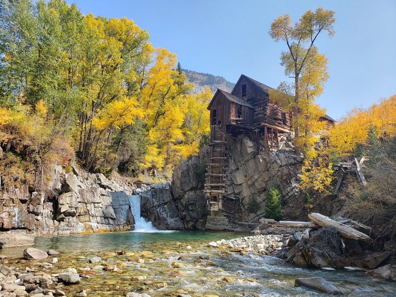A Mansion With 42 Rooms Waits In A Tiny Mountain Town