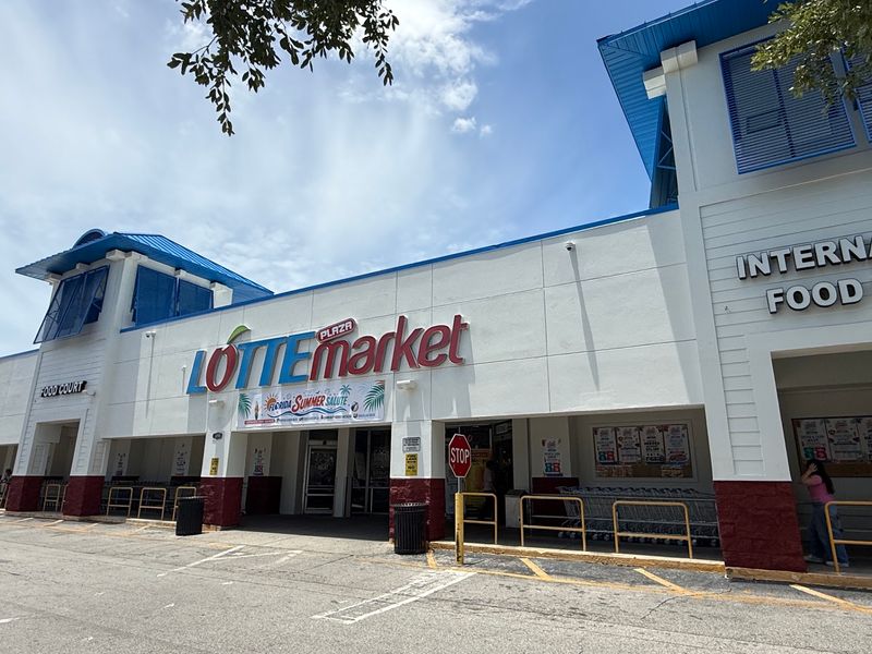 A Massive Store Located Right On West Colonial Drive A Massive Store Located Right On West Colonial Drive