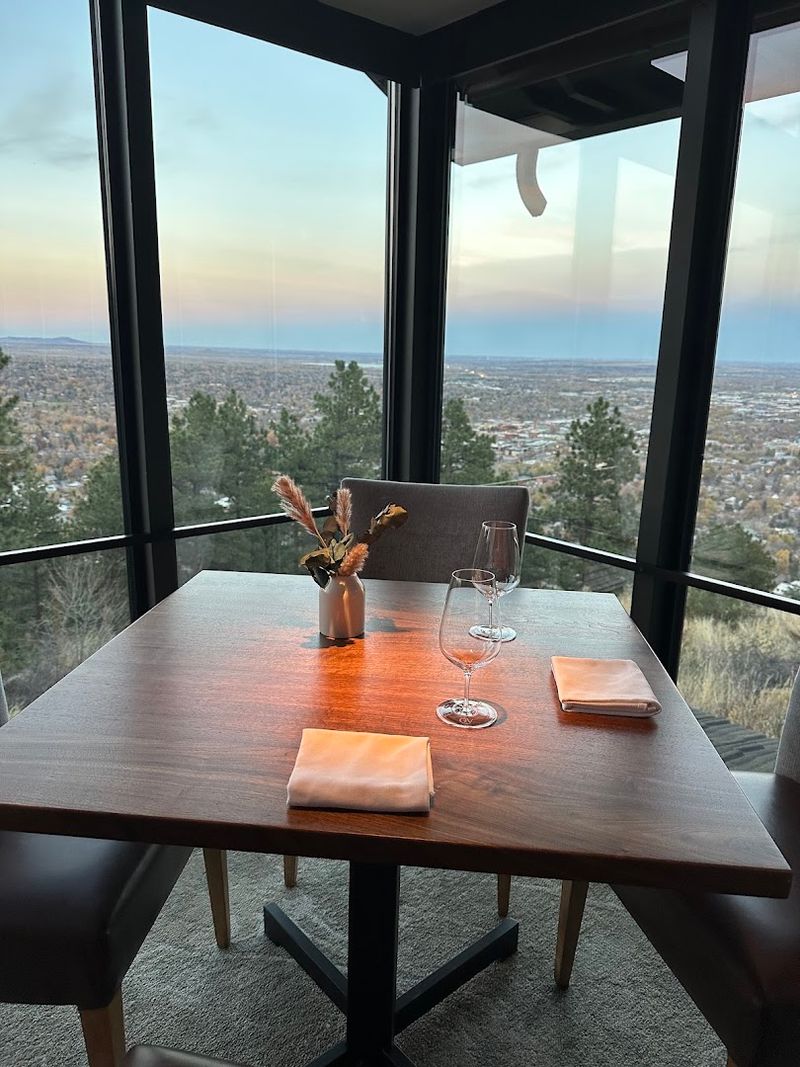 A Mountain Setting That Changes How You Think About Dinner A Mountain Setting That Changes How You Think About Dinner