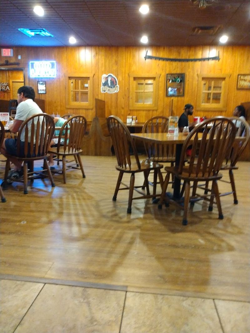 A Neighborhood Pizza Spot Worth Slowing Down For
