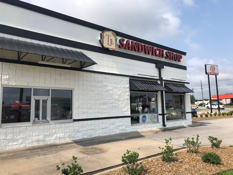 A No-Frills Northwest Arkansas Stop With A Loyal Local Feel A No-Frills Northwest Arkansas Stop With A Loyal Local Feel