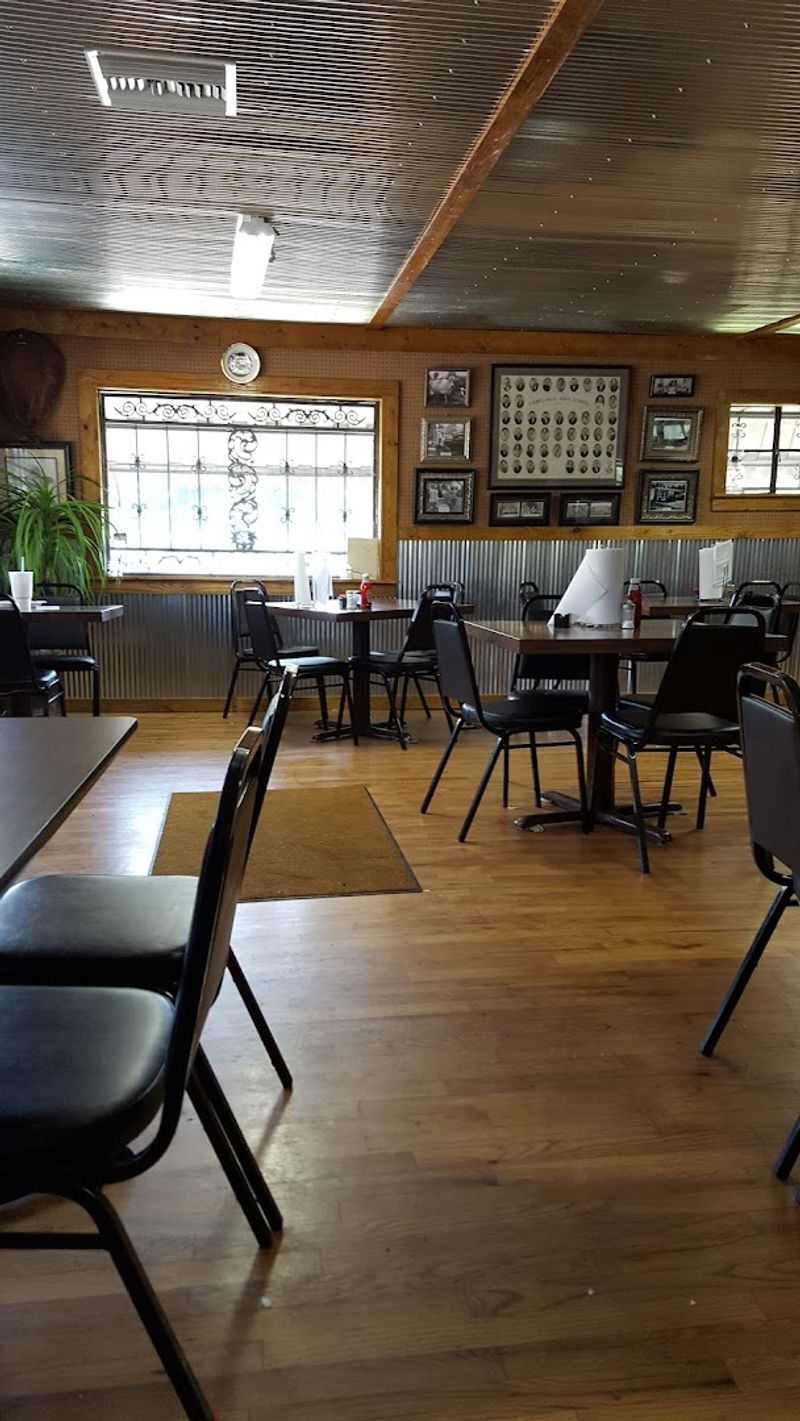 A No-Frills Place Made For Comfort A No-Frills Place Made For Comfort