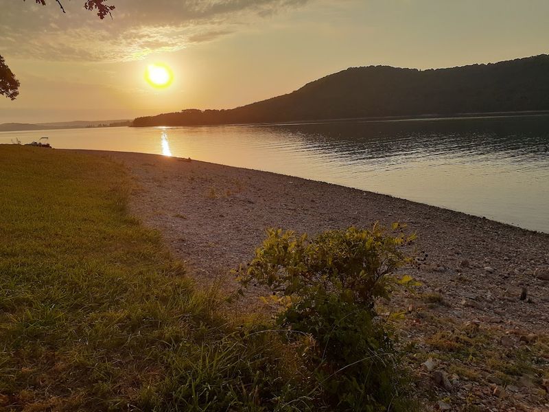 A Quiet Shoreline With Vacation Energy