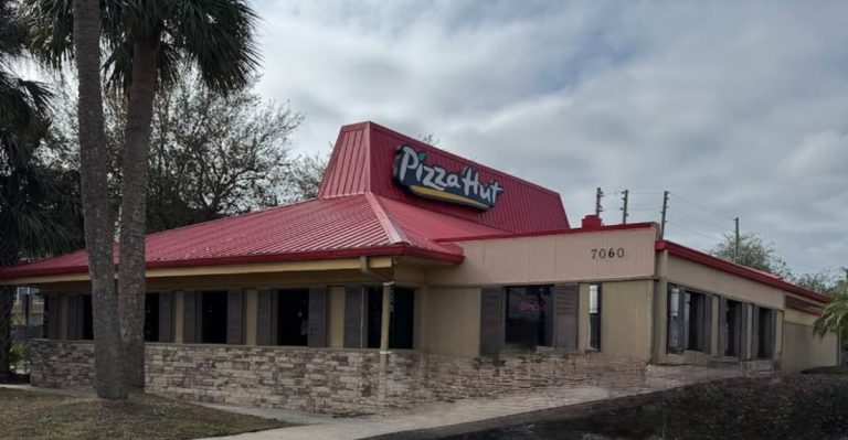 A Rare Florida Pizza Hut Still Delivers The Full Dine-In Throwback