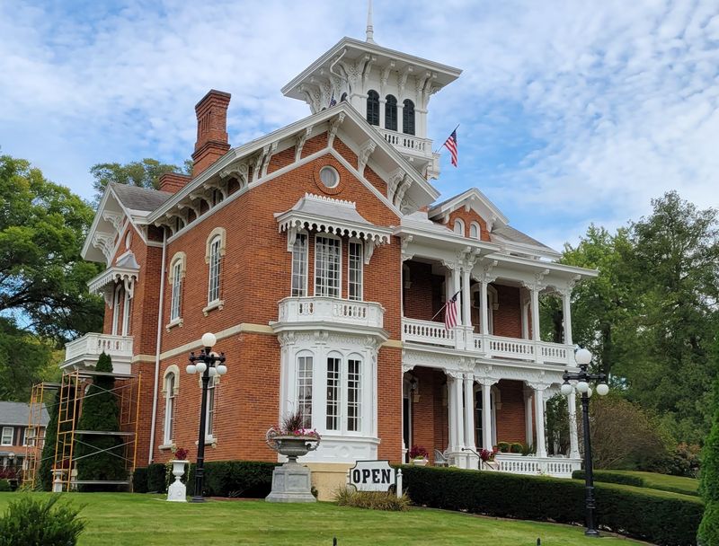 A Redbrick Landmark On Park Avenue