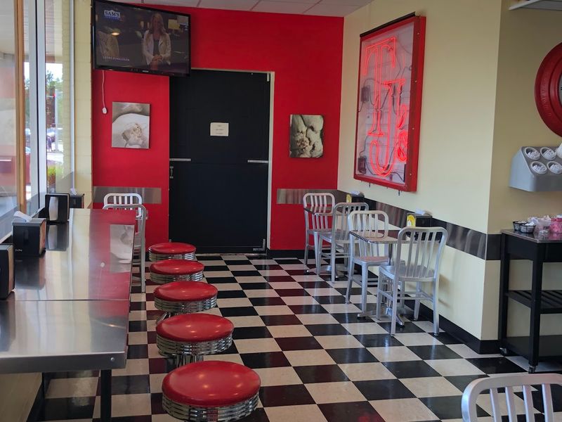 A Relaxed Lunch Spot With Quick-In Quick-Out Appeal A Relaxed Lunch Spot With Quick-In Quick-Out Appeal