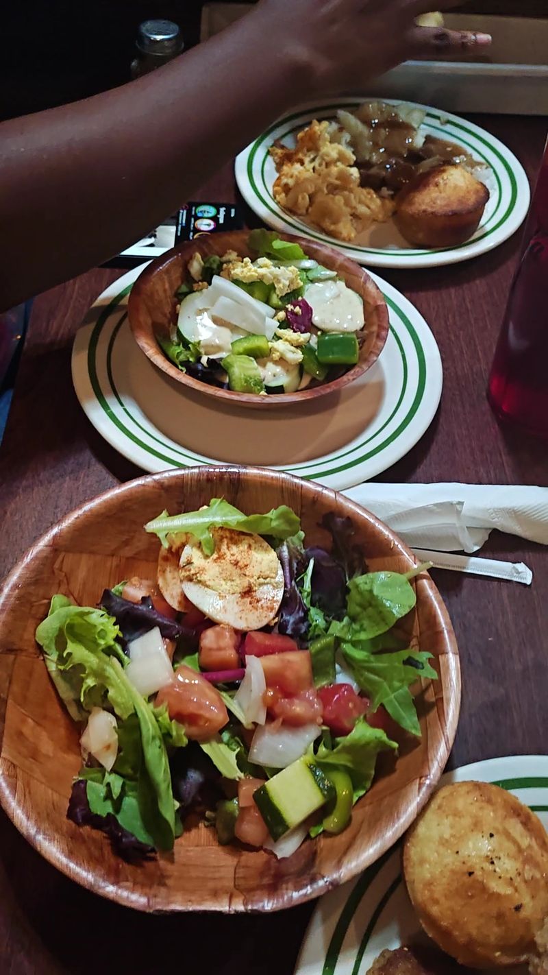 A Salad Bar That Holds Its Own A Salad Bar That Holds Its Own