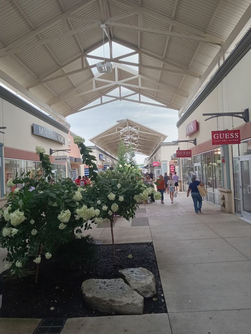 The Open-Air Layout and Atmosphere