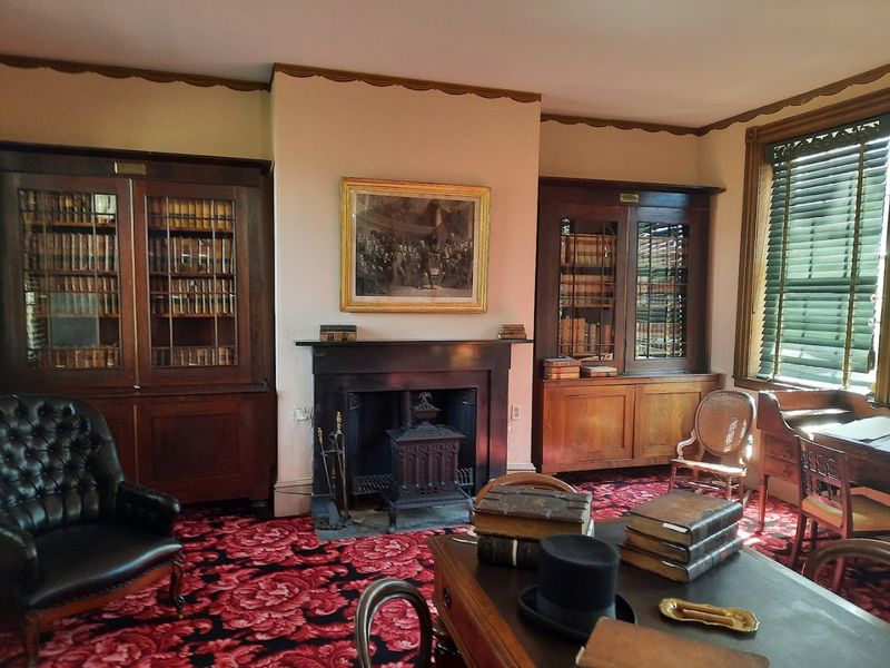 Tour Guides Dress In Period Clothing To Bring History To Life