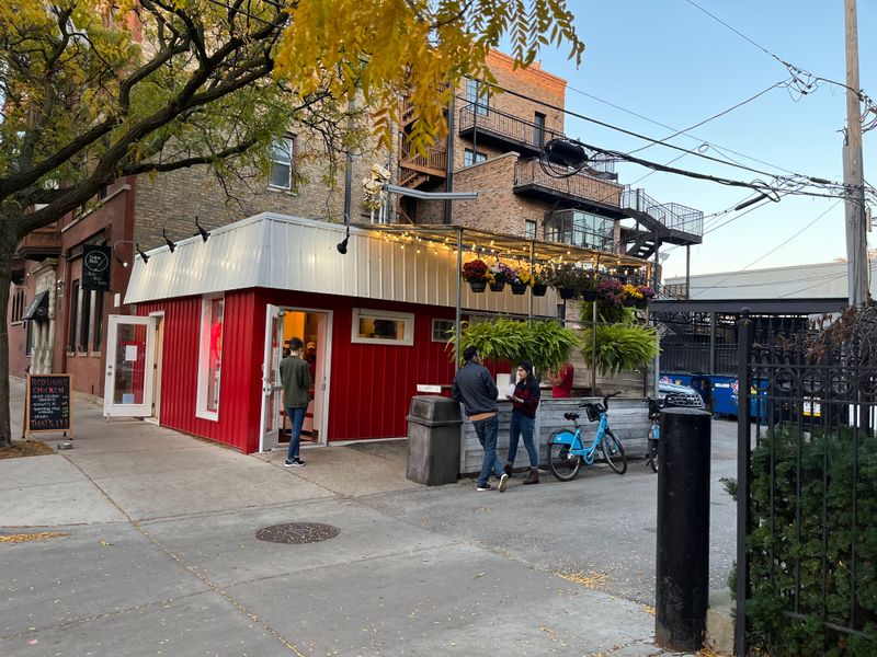 Decor, Ambiance, And Setting