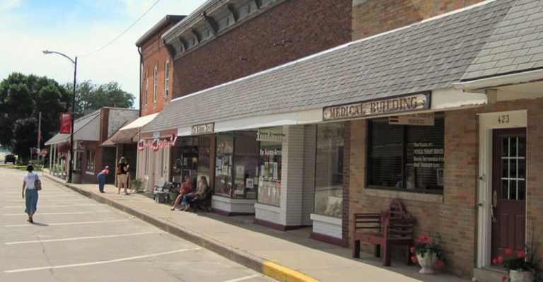 A Simple Escape To This Amish-Style Iowa Town Makes A Perfect Day Trip