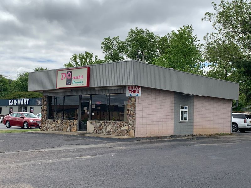 A Small-Town Donut Shop With Weekend Buzz A Small-Town Donut Shop With Weekend Buzz