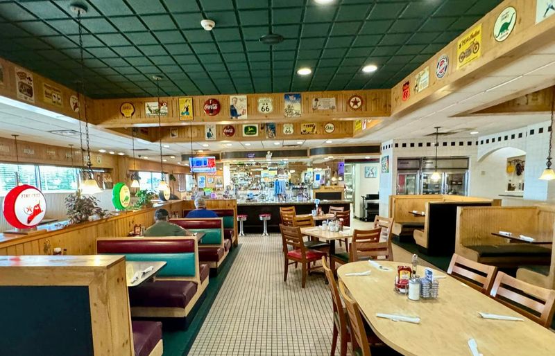 Decor, Ambiance, And That Roadside Glow