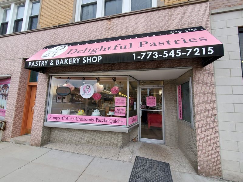 A Snug Storefront On West Lawrence Avenue