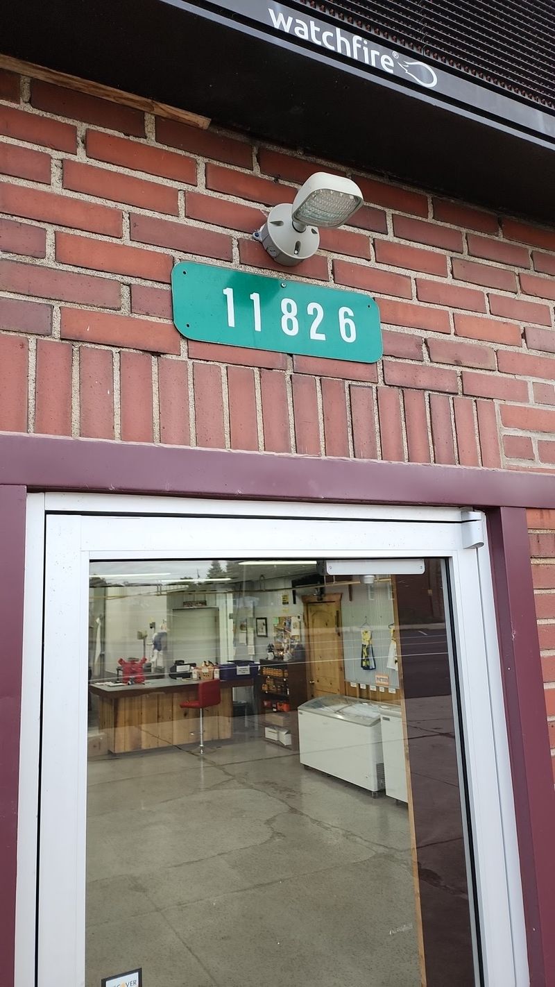 A Spotless Shop You Can Actually See Into