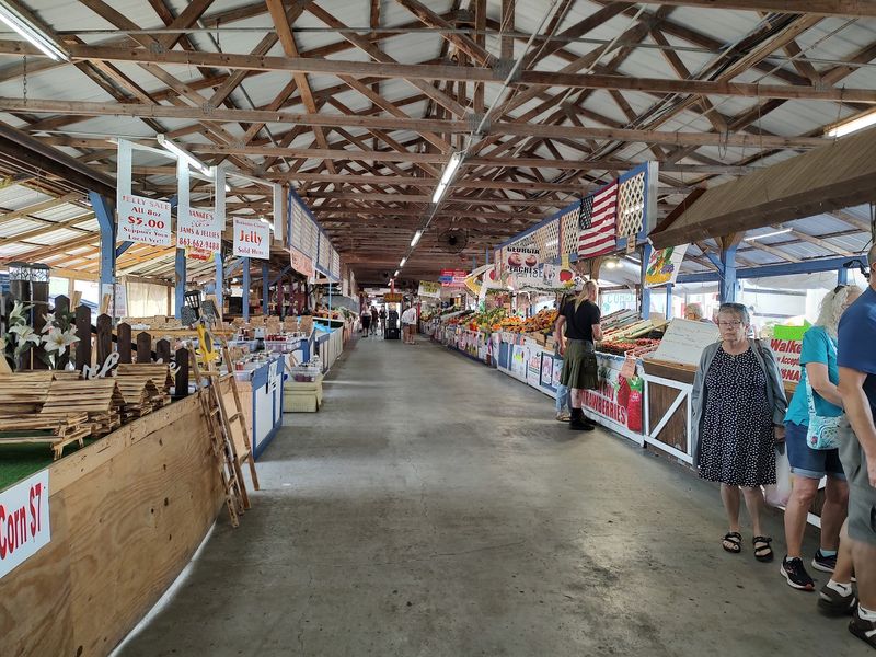 A Sprawling Indoor-Outdoor Shopping World