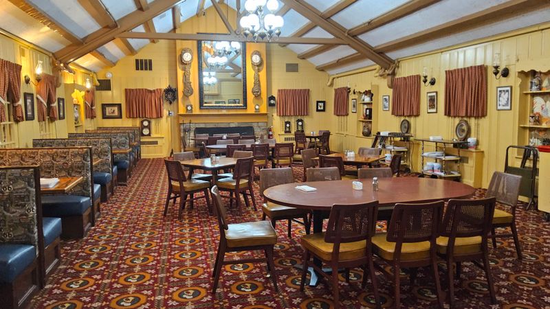 Decor, Ambiance, And Museum-Like Charm