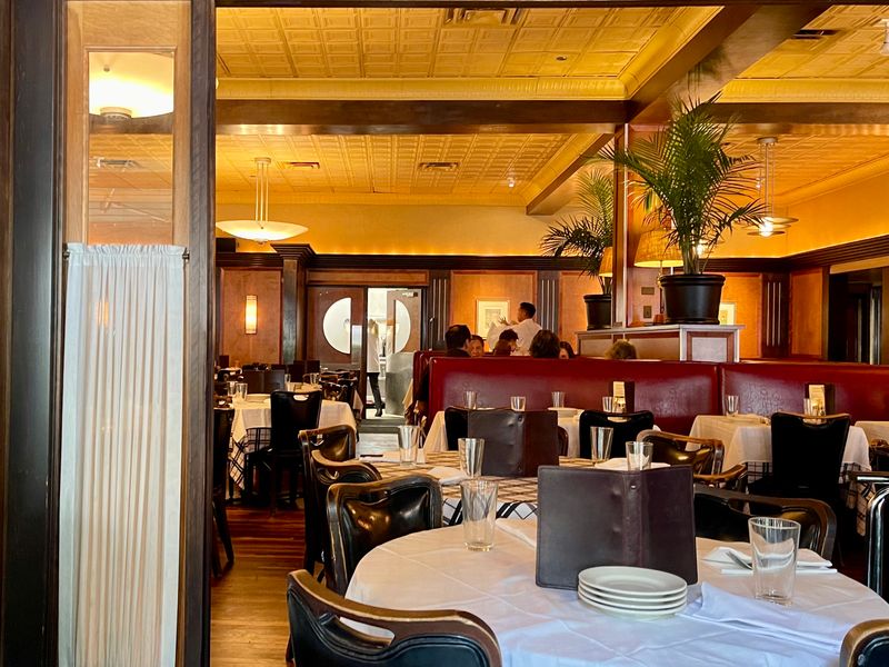 Decor, Ambiance, And That Timeless Steakhouse Glow